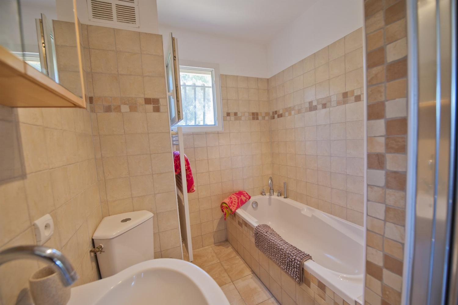 Bathroom | Holiday villa in the South of France