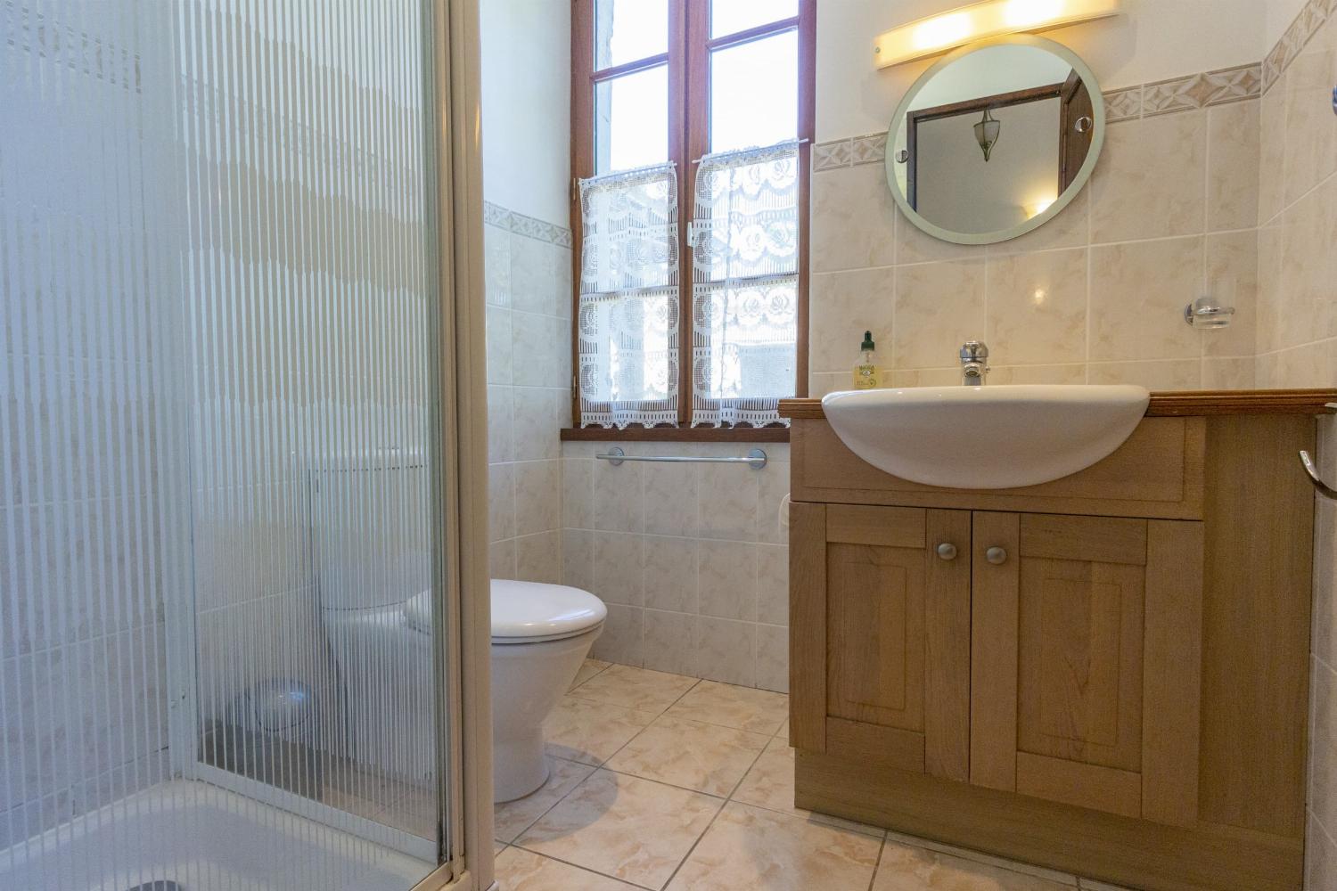 Bathroom | Holiday home in Monflanquin