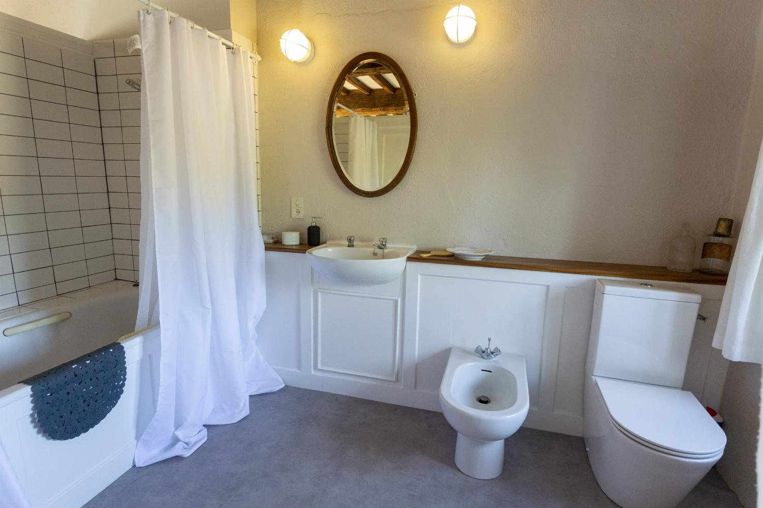 Bathroom | Holiday accommodation in Dordogne