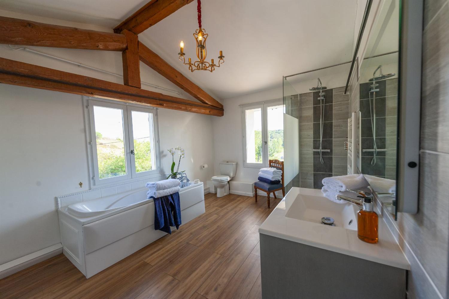 Bathroom | Holiday home in the South of France