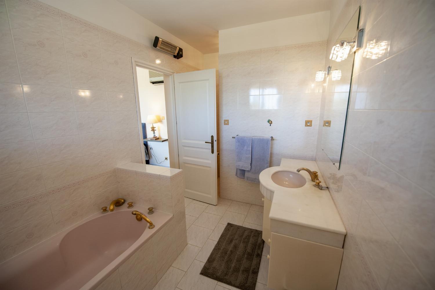 Bathroom | Holiday villa in the South of France