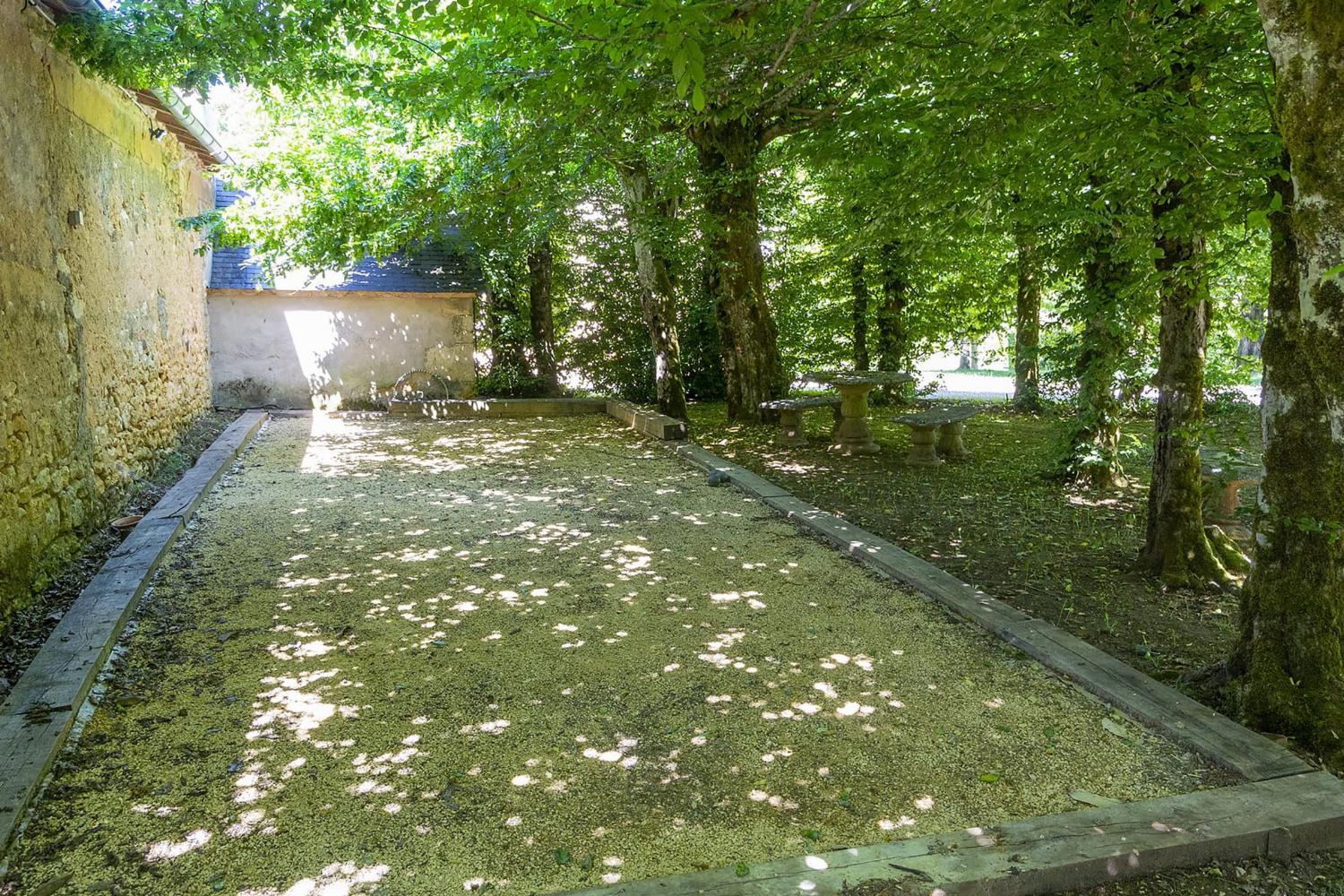 Boules court