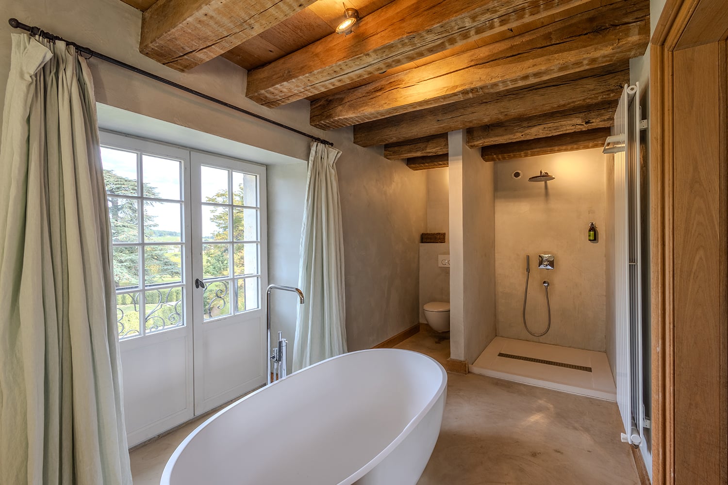 Bathroom | Holiday chateau in Centre-Val de Loire