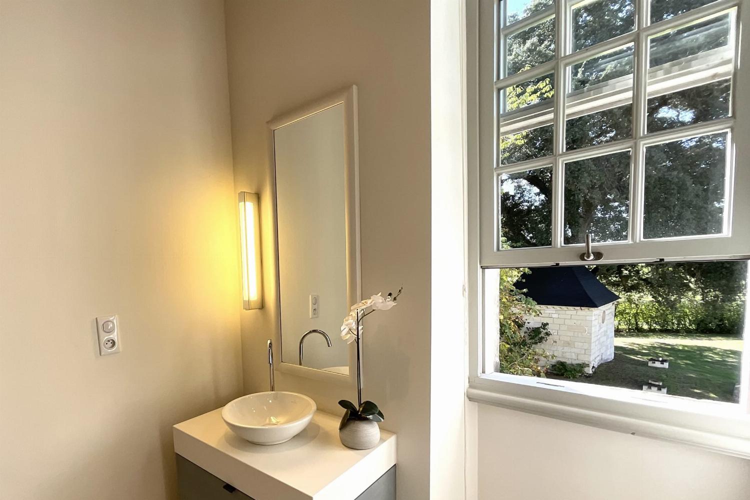 Bathroom | Holiday château in Indre-et-Loire