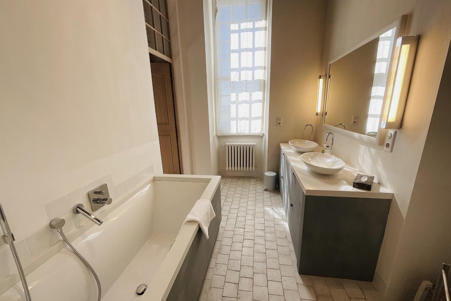 Bathroom | Holiday château in Indre-et-Loire