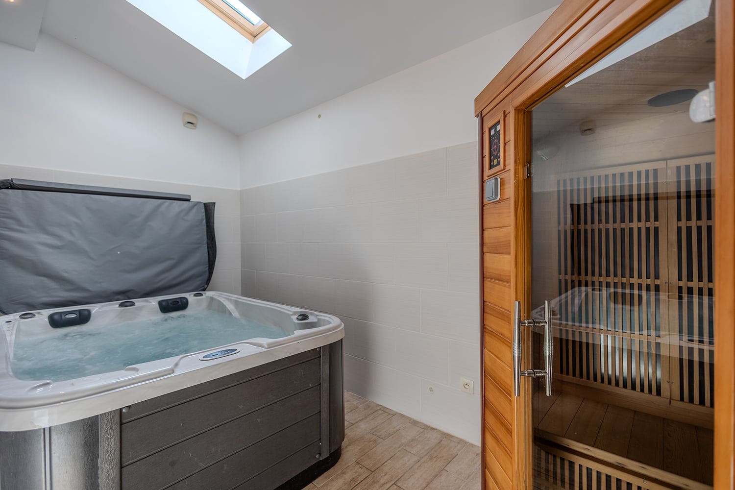 Jacuzzi and sauna | Holiday home in South of France