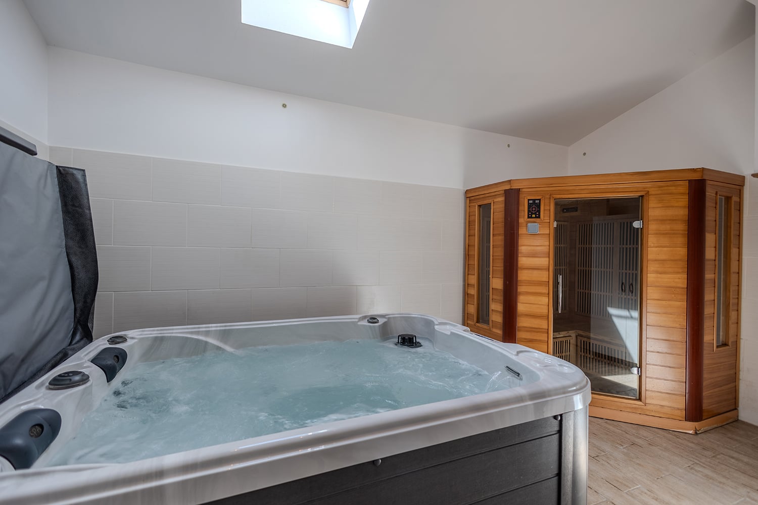 Jacuzzi and sauna | Holiday home in South of France