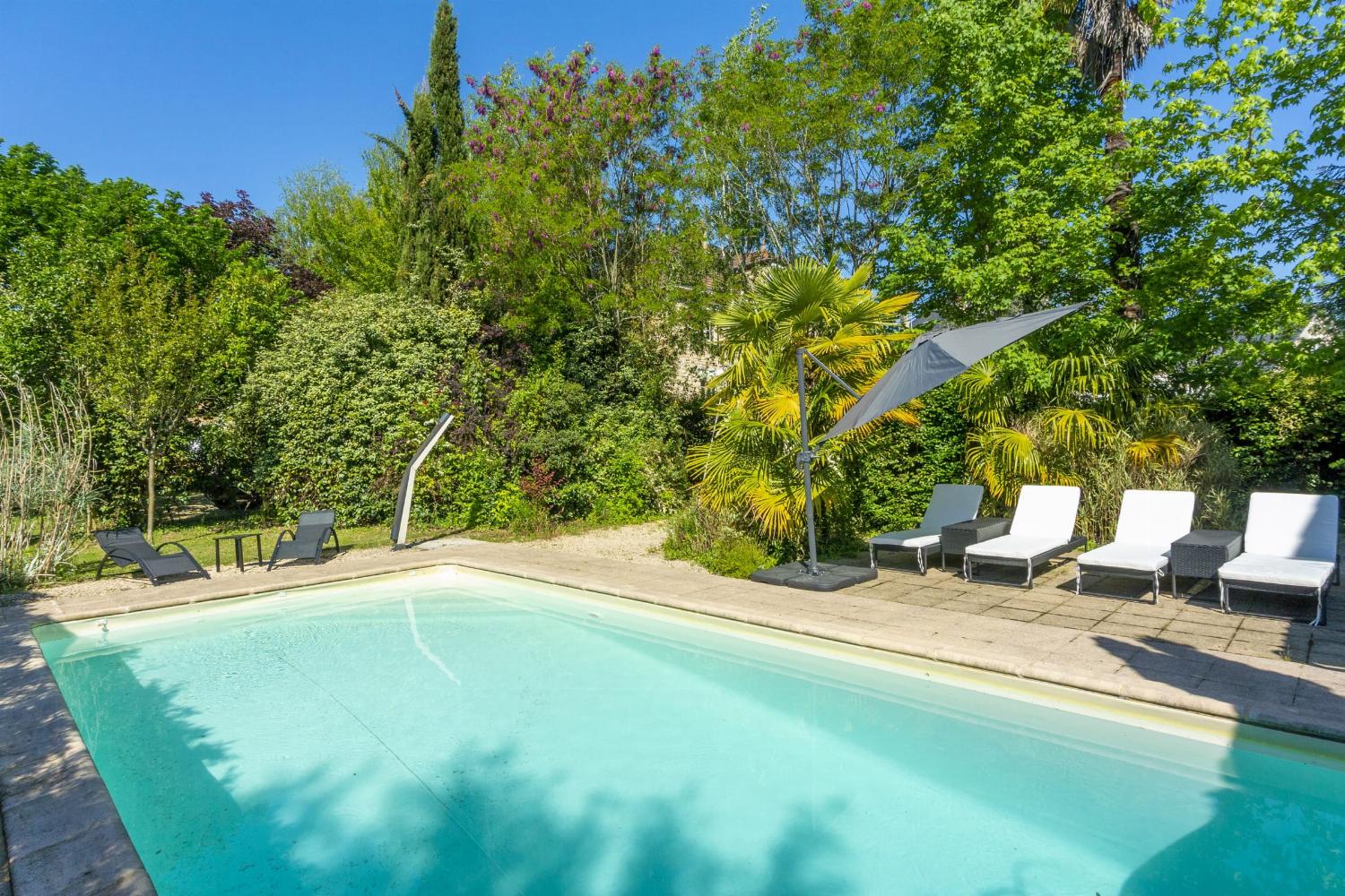 Piscine priveé et terrasse