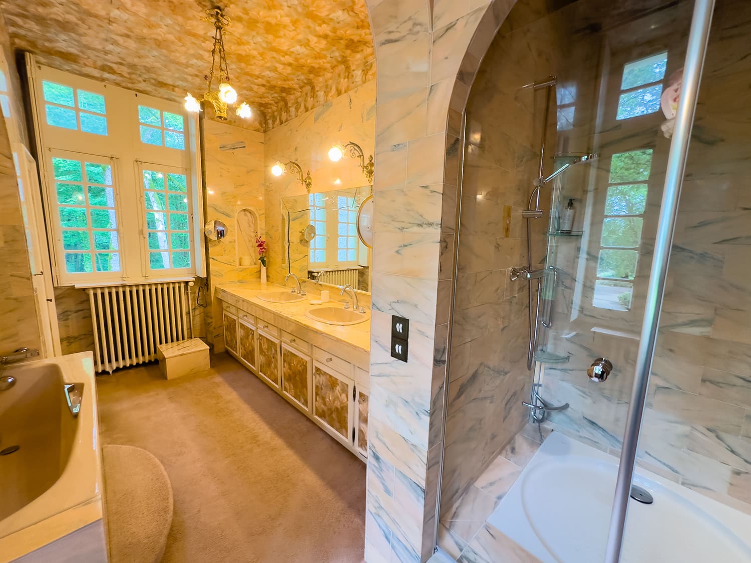 Bathroom | Holiday château in Nouvelle-Aquitaine