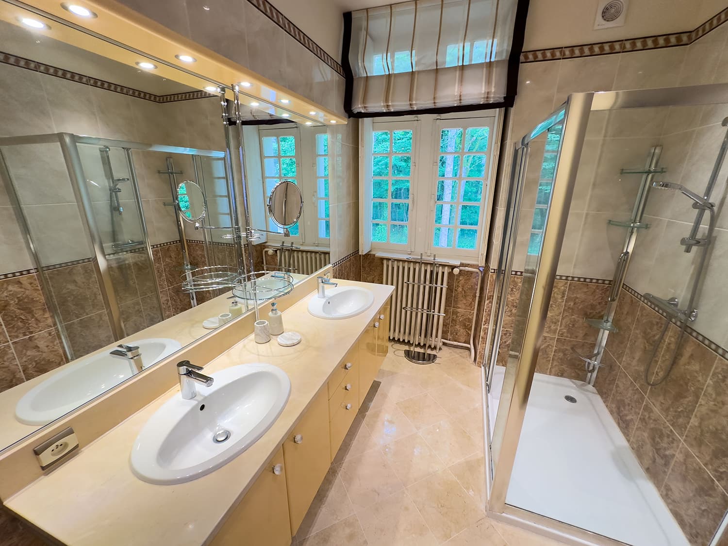 Bathroom | Holiday château in Nouvelle-Aquitaine