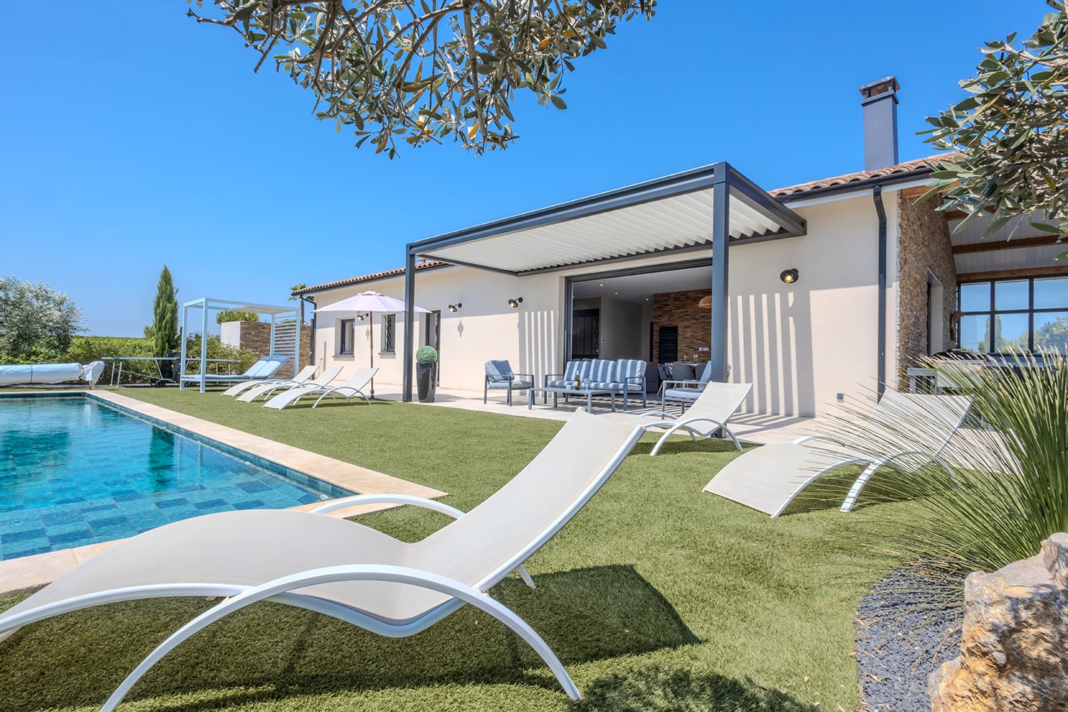 Holiday villa in Servian with private heated infinity pool