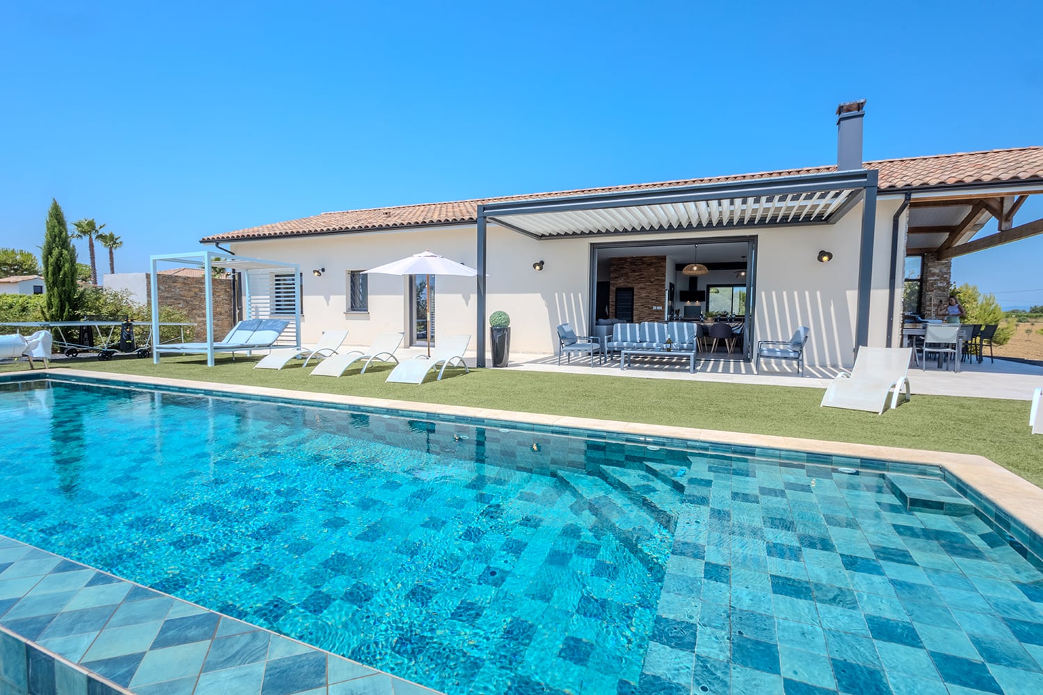 Holiday villa in Servian with private heated pool