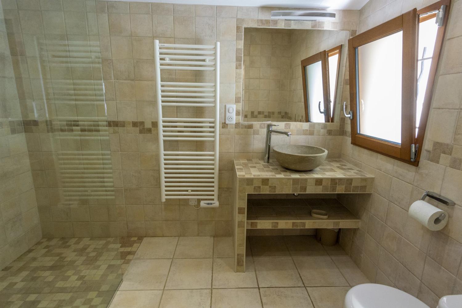 Bathroom | Holiday accommodation in Dordogne