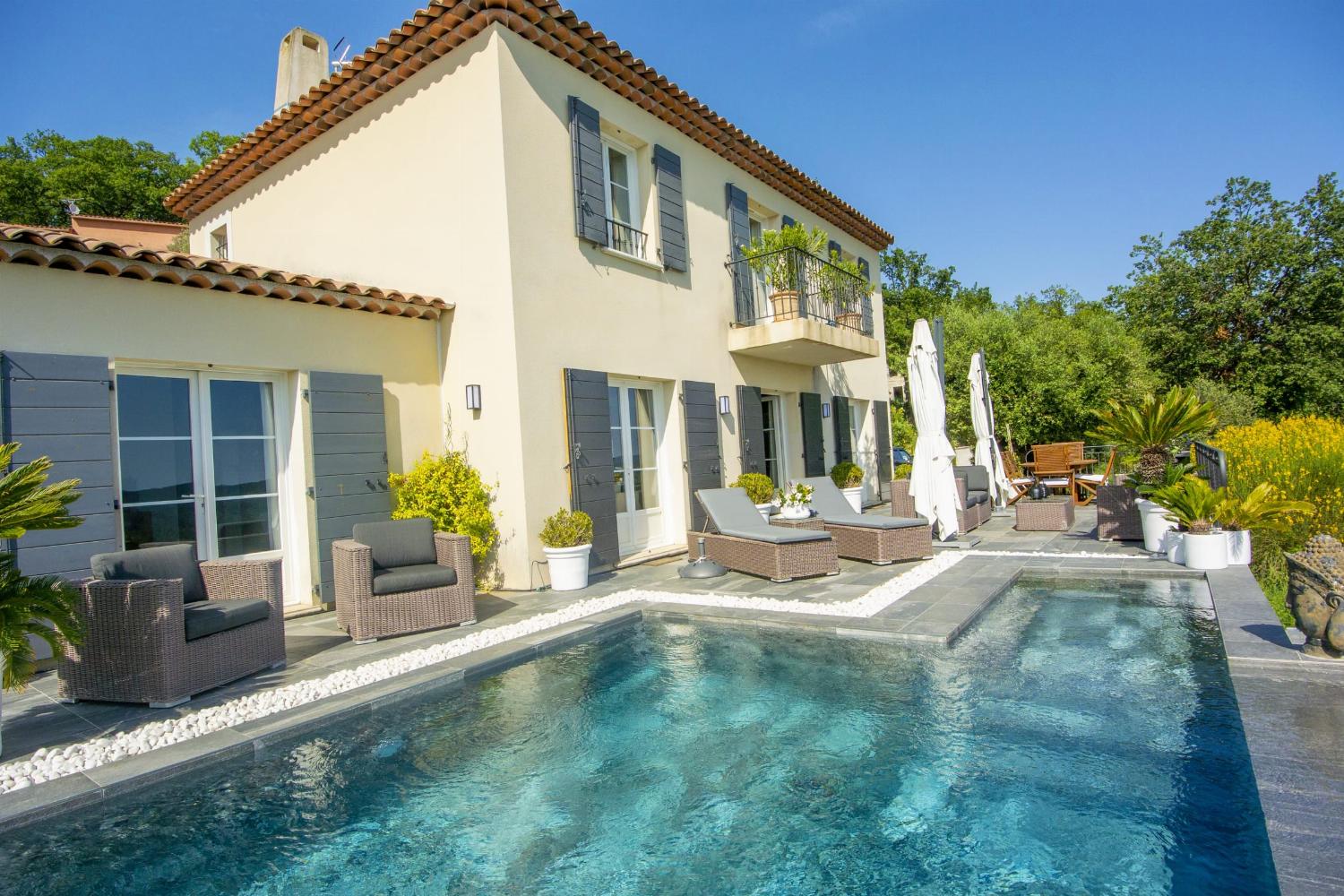 Holiday villa in Provence with private infinity pool