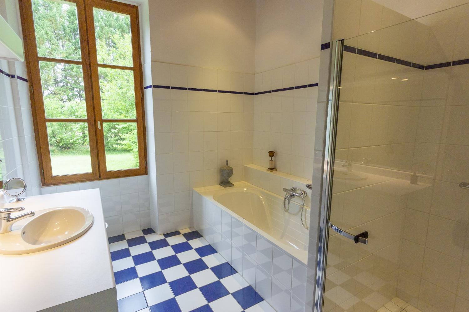 Bathroom | Holiday château in Lot-et-Garonne