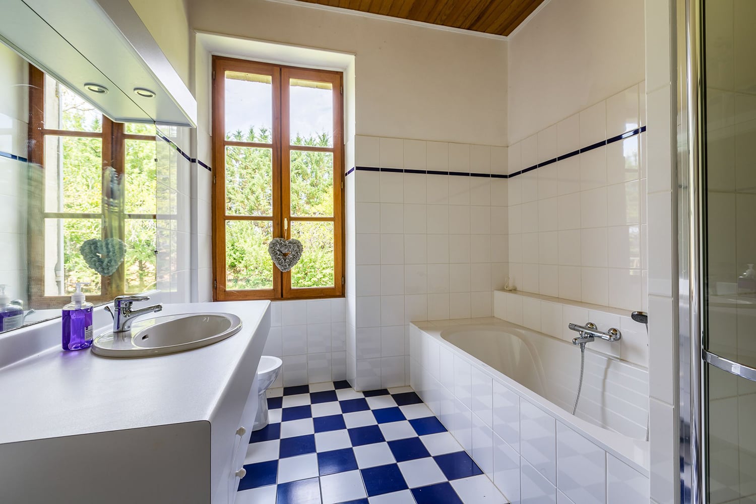 Bathroom | Holiday chateau in Nouvelle-Aquitaine
