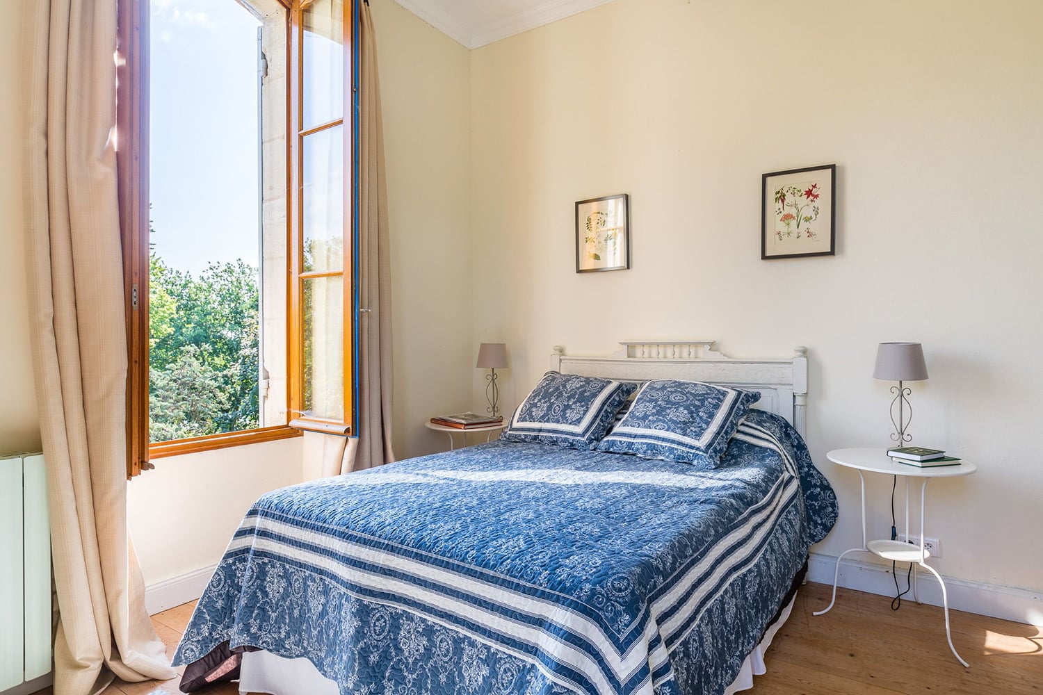 Bedroom | Holiday chateau in Nouvelle-Aquitaine