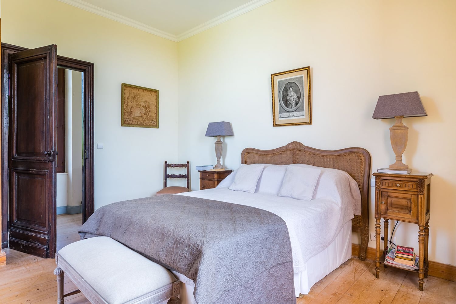 Bedroom | Holiday chateau in Nouvelle-Aquitaine
