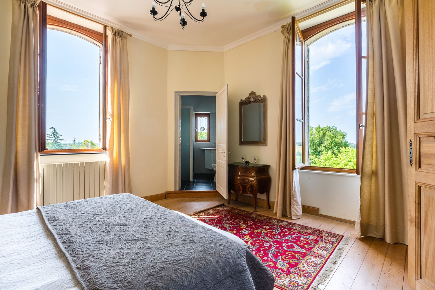 Bedroom | Holiday chateau in Nouvelle-Aquitaine