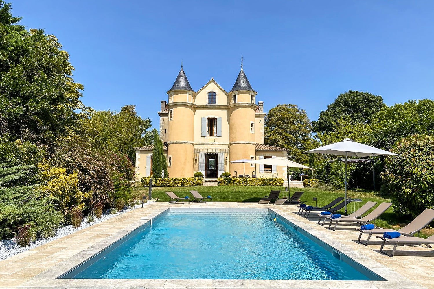 Château de vacances en Nouvelle-Aquitaine avec piscine privée chauffée Château de vacances en Nouvelle-Aquitaine avec piscine privée chauffée