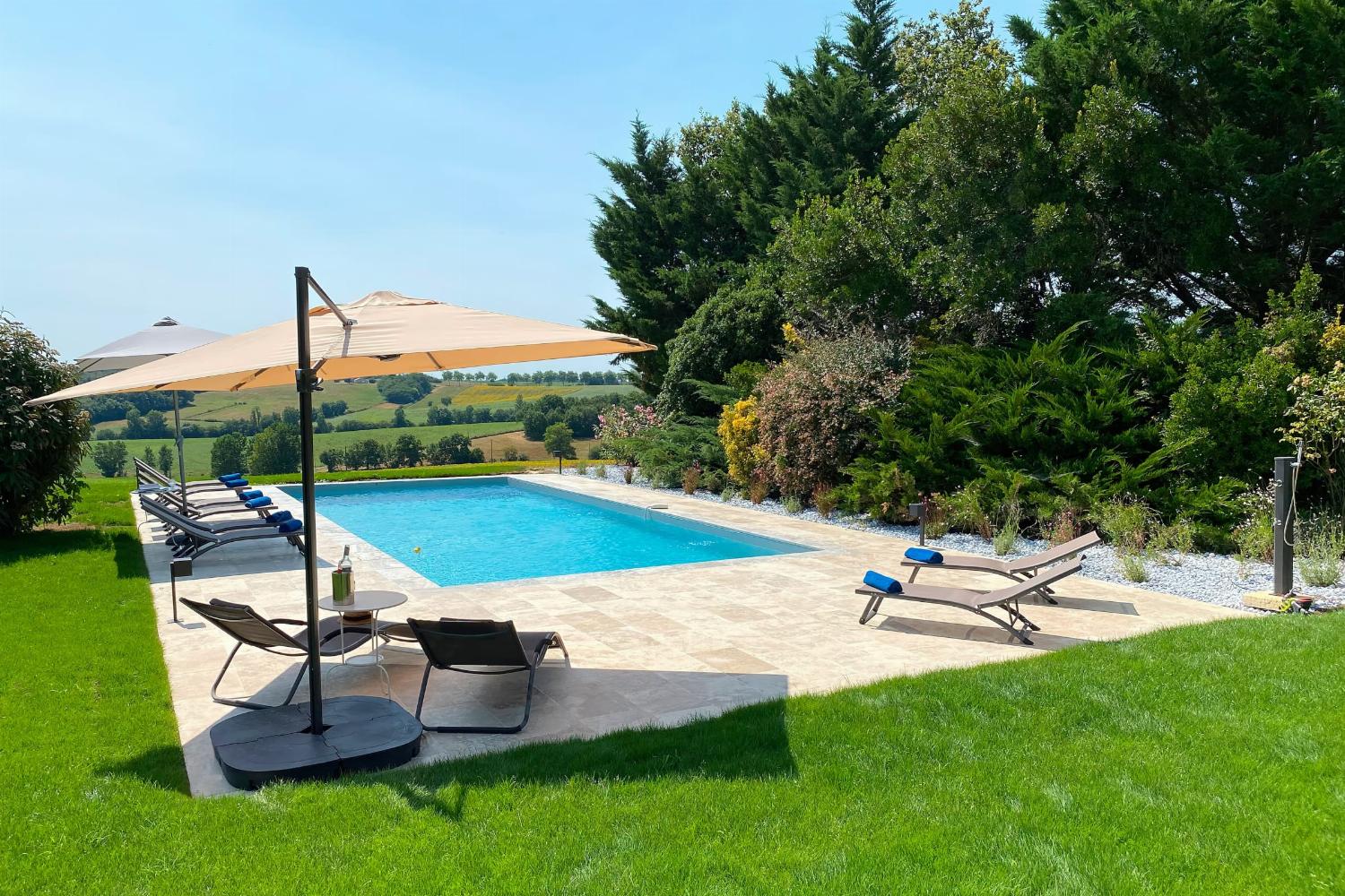 Terrasse et piscine privée chauffée