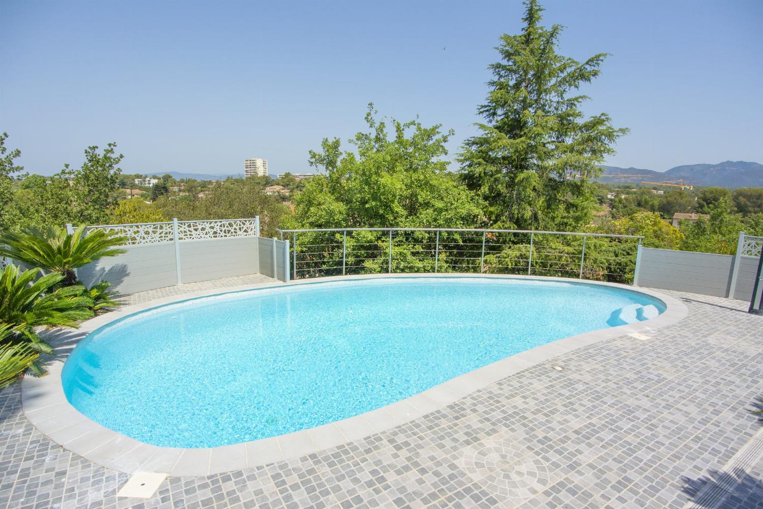 Piscine priveé et terrasse