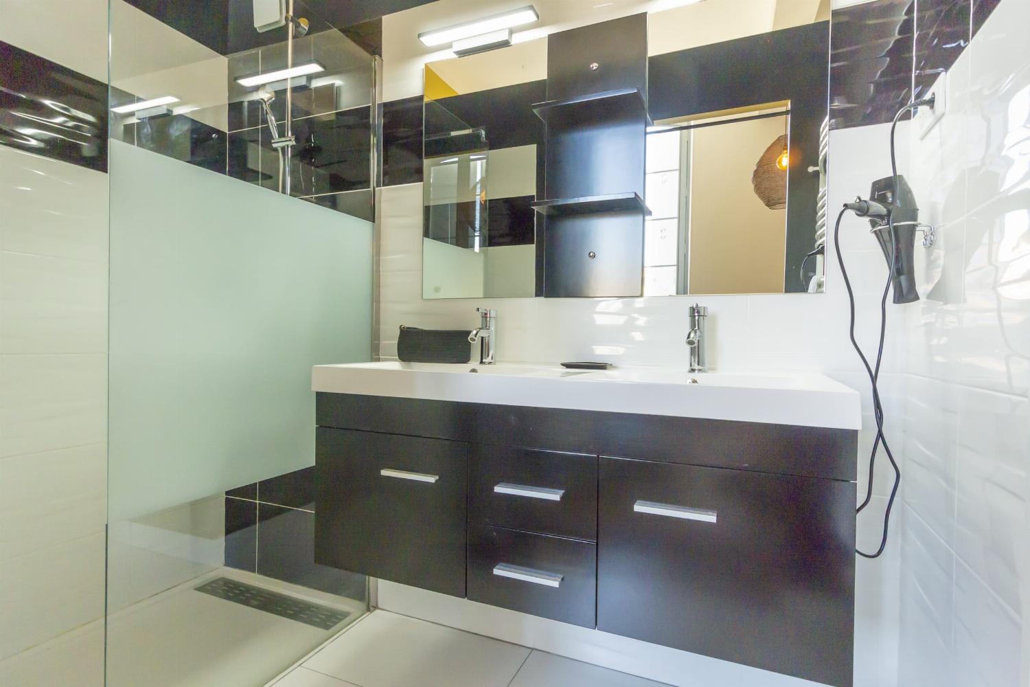 Bathroom | Holiday home in Nouvelle-Aquitaine
