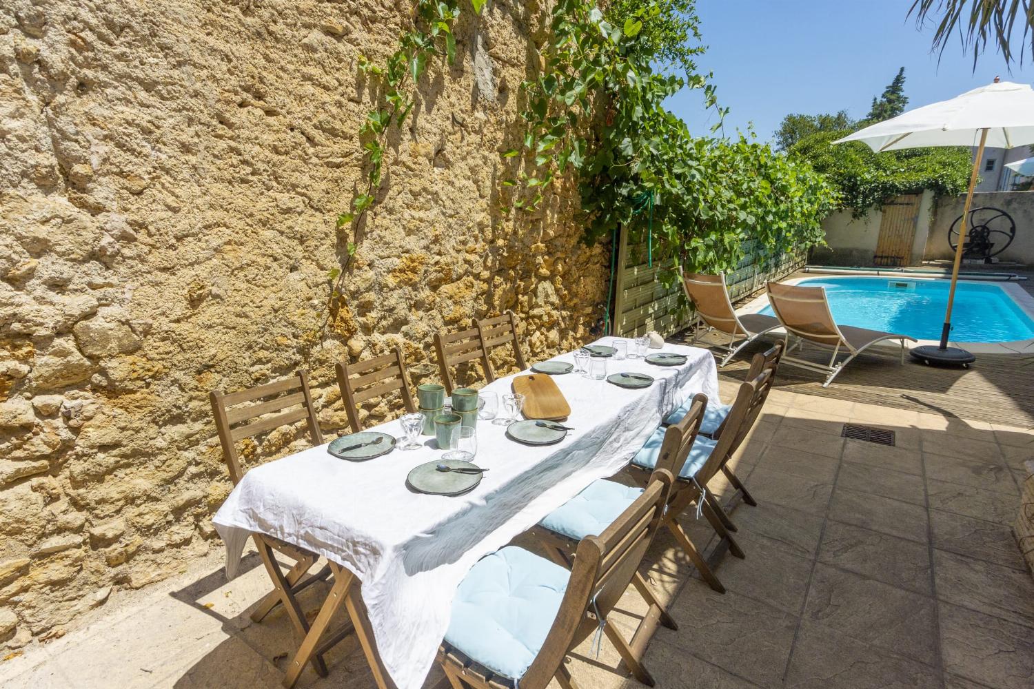 Terrasse pour les repas et piscine privée