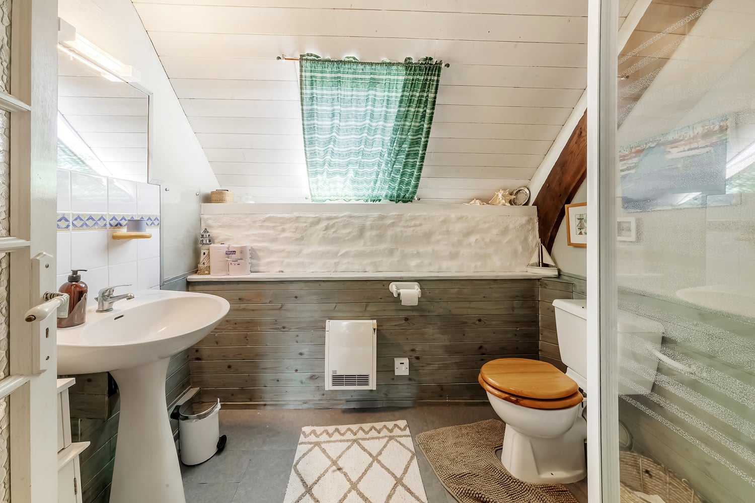 Bathroom | Holiday cottage in Brittany