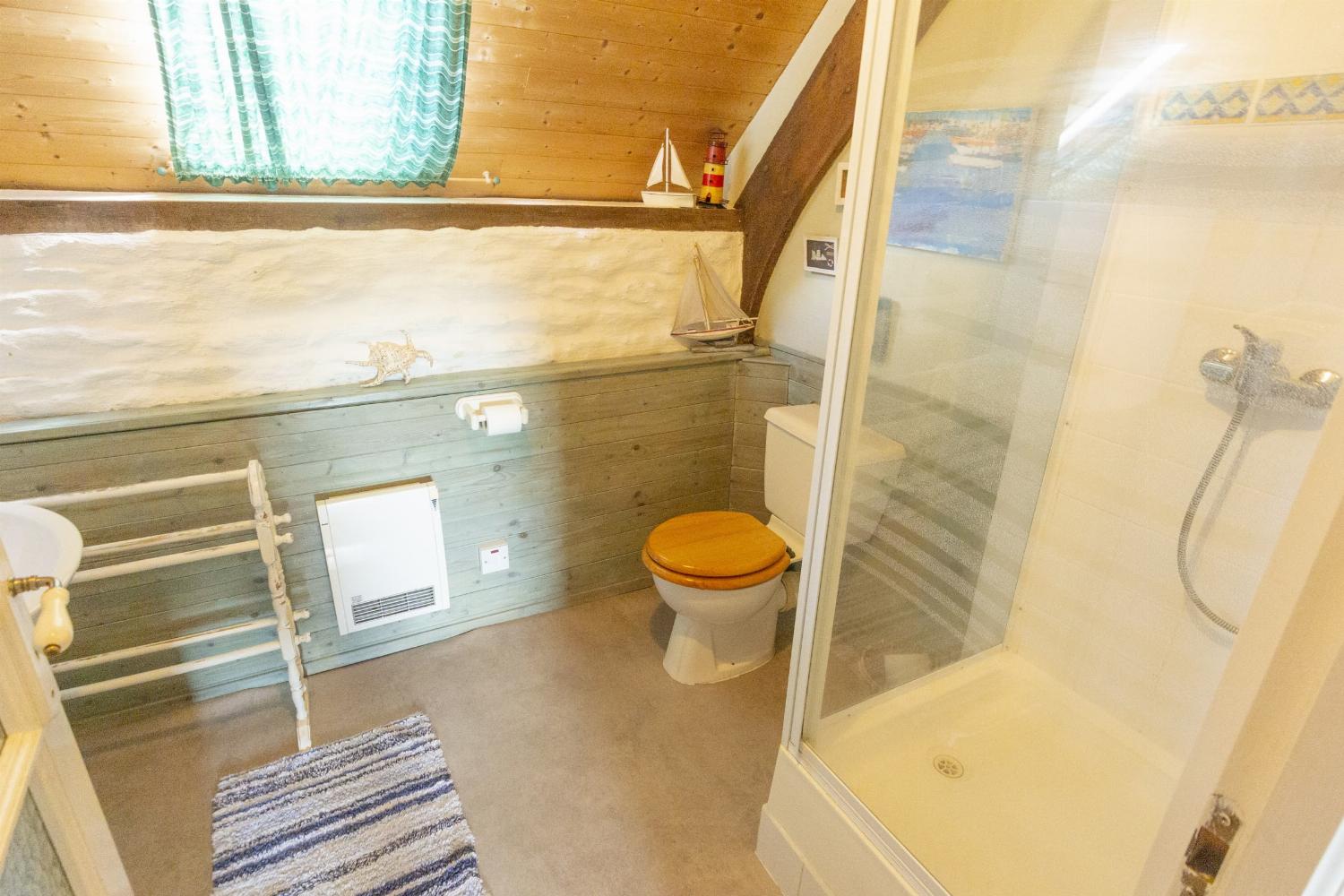 Bathroom | Holiday cottage in Brittany