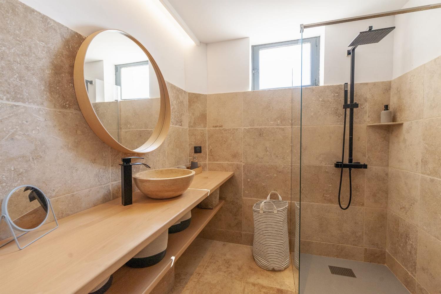 Bathroom | Rental home in Lot