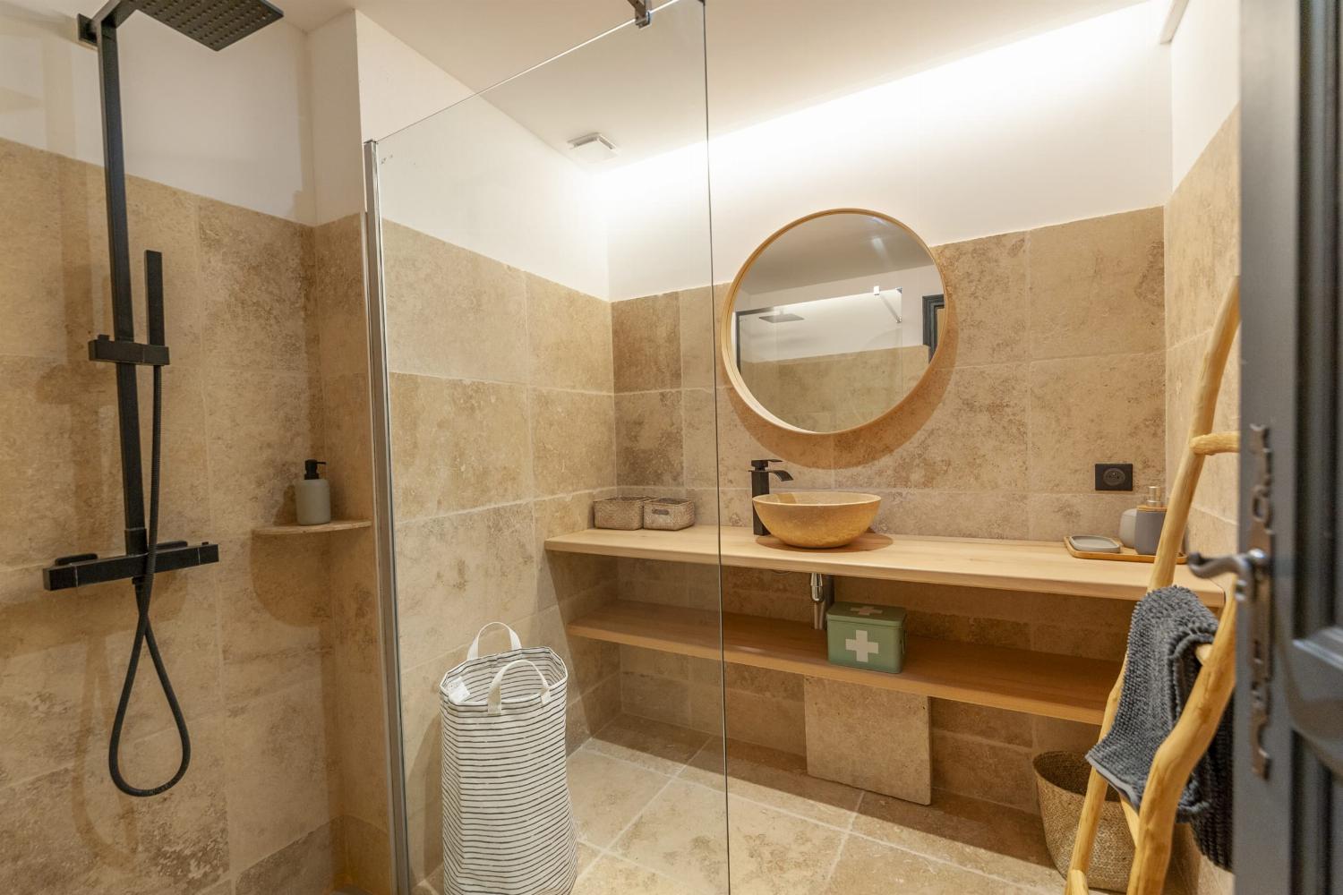 Bathroom | Rental home in Lot