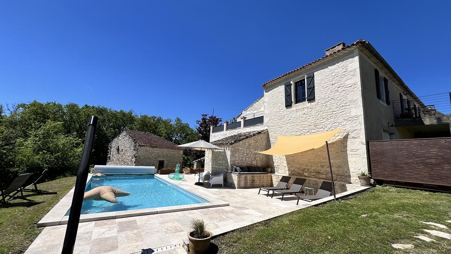 Rental home in Lot with private pool