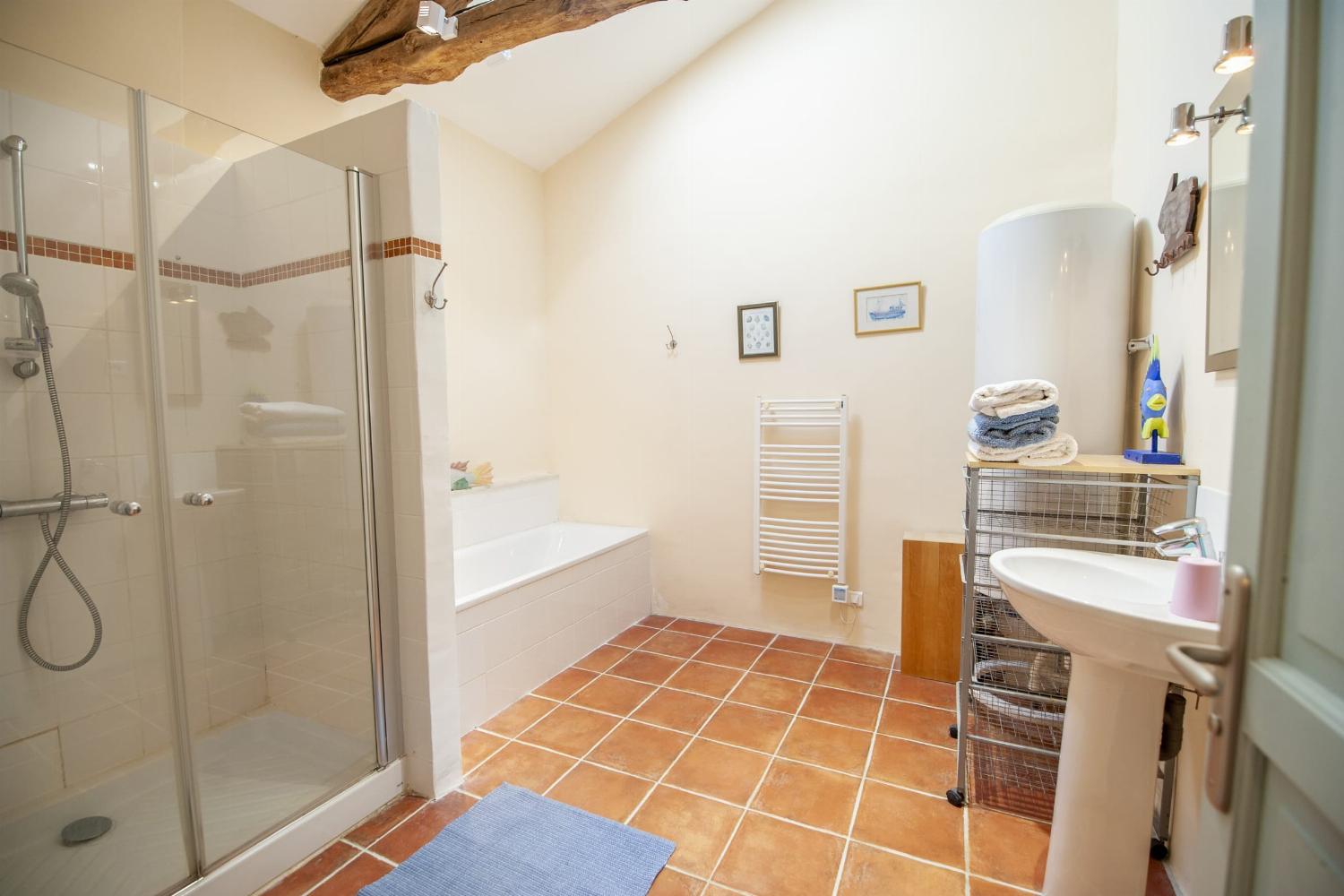 Bathroom - Garden house | Holiday home in Lot-et-Garonne