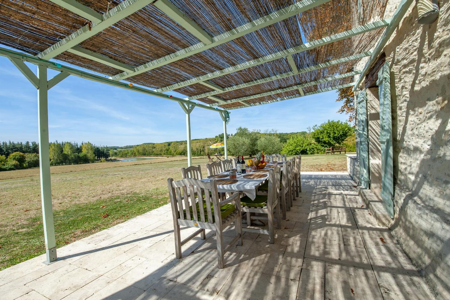 Terrasse ombragée pour les repas