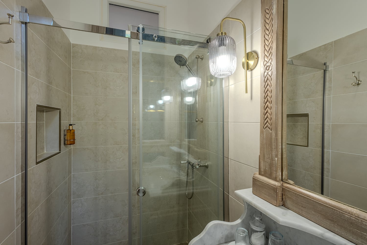 Bathroom | Holiday château in Olonzac