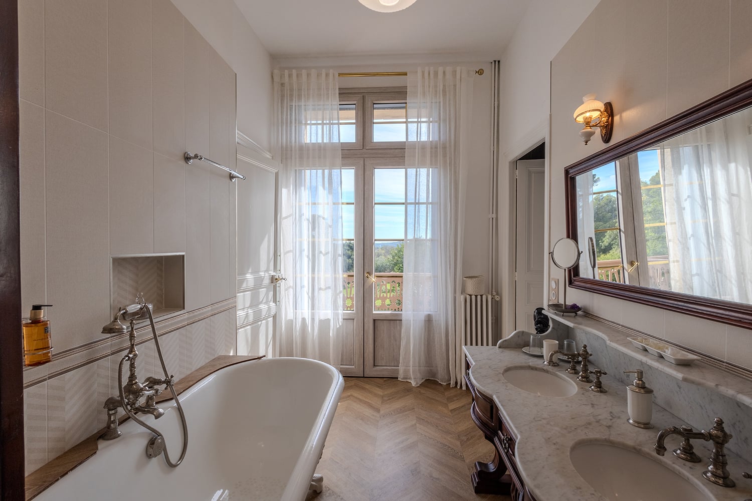 Bathroom | Holiday château in Olonzac