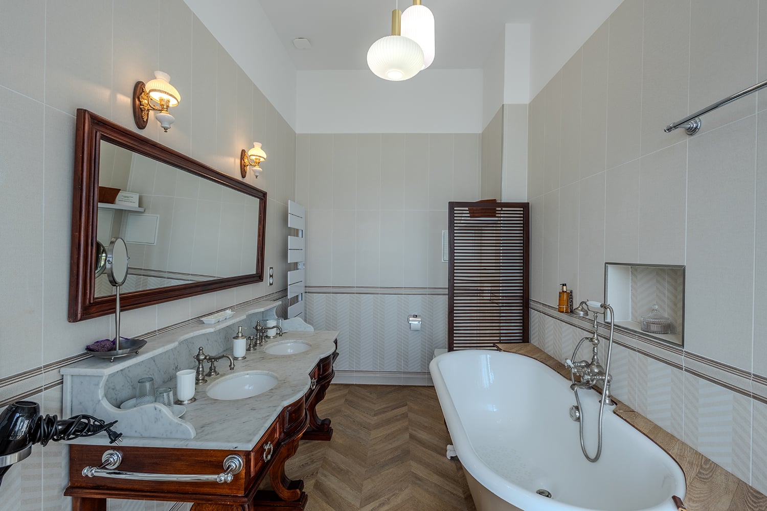 Bathroom | Holiday château in Olonzac