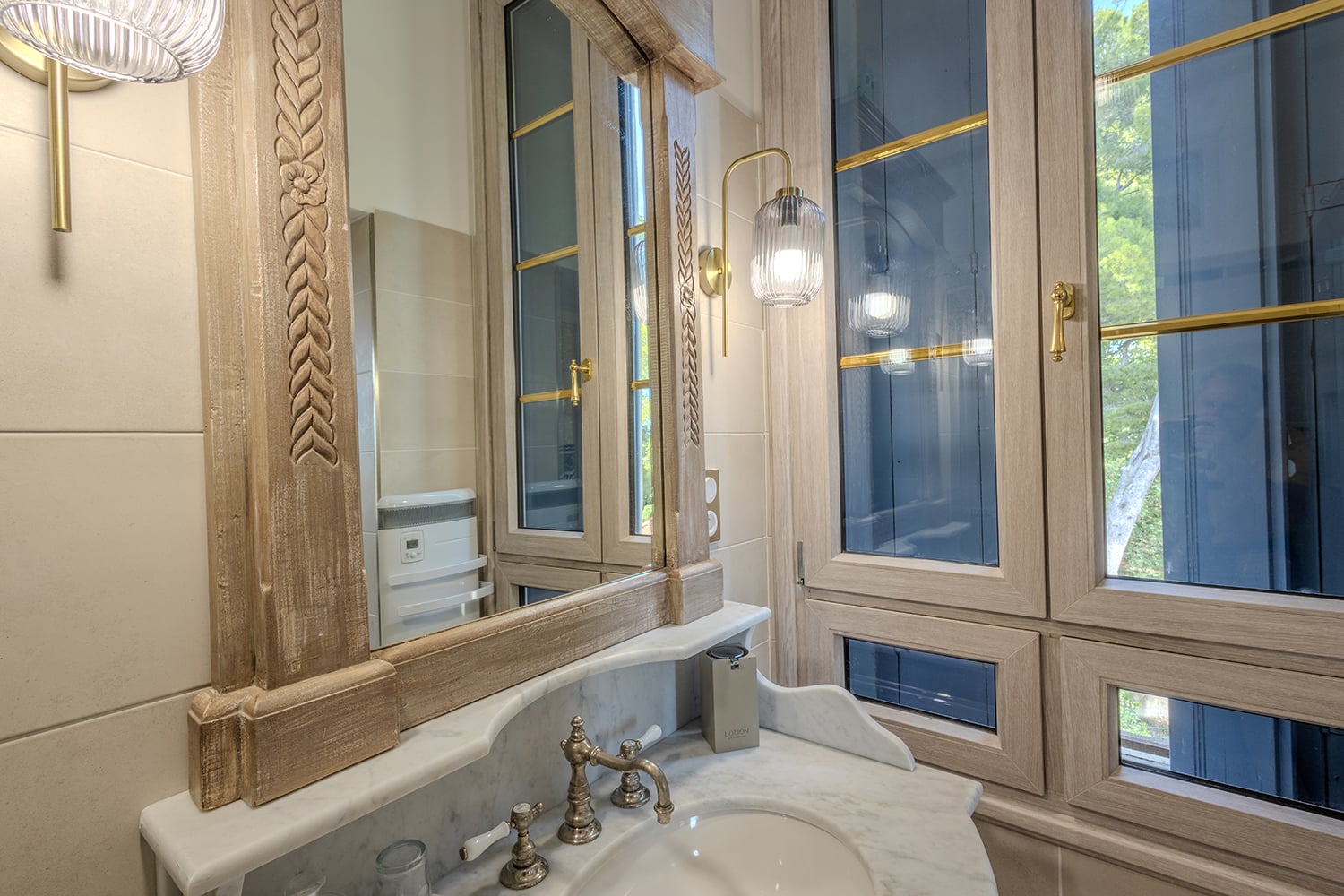 Bathroom | Holiday château in Olonzac