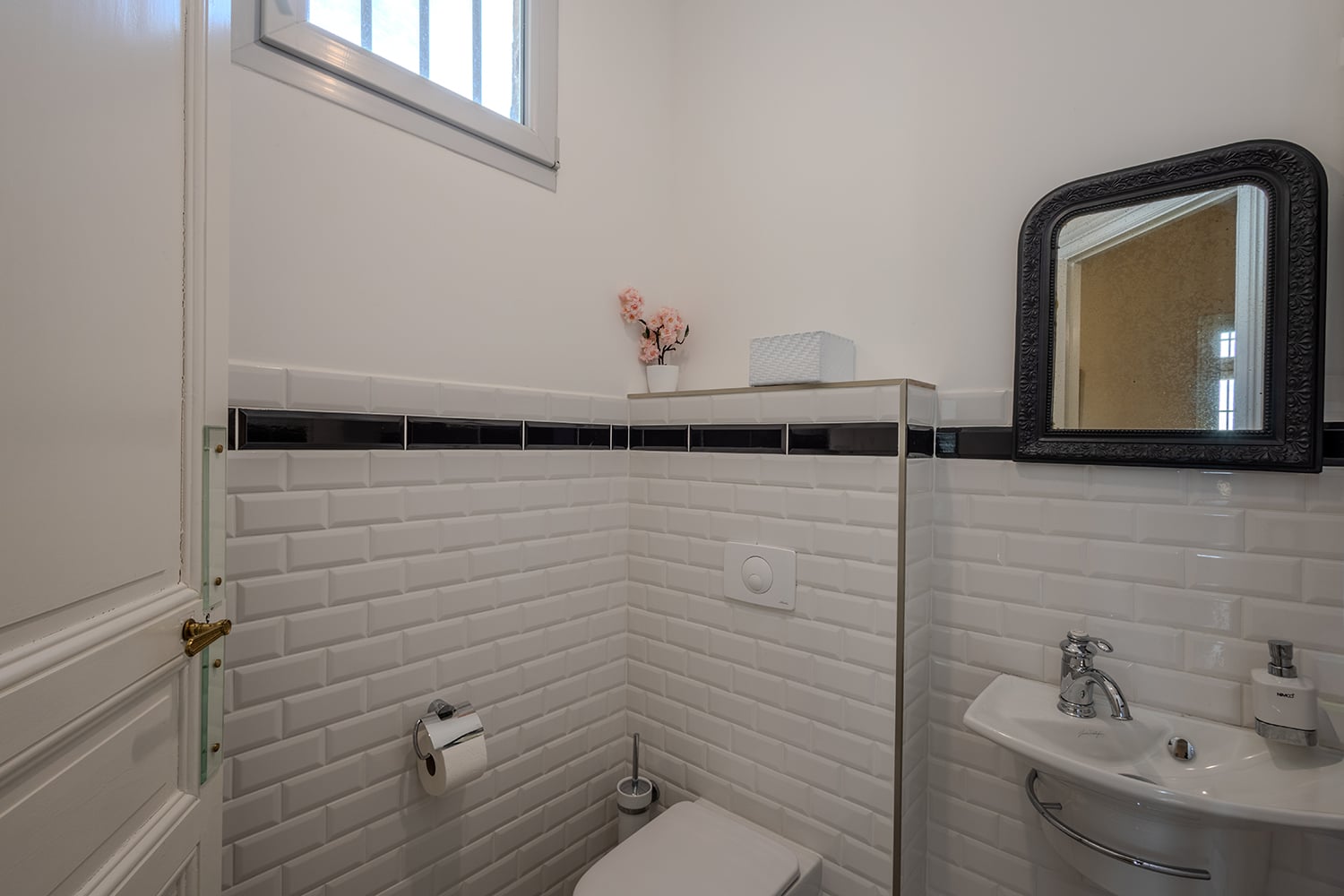 Bathroom | Holiday château in Olonzac