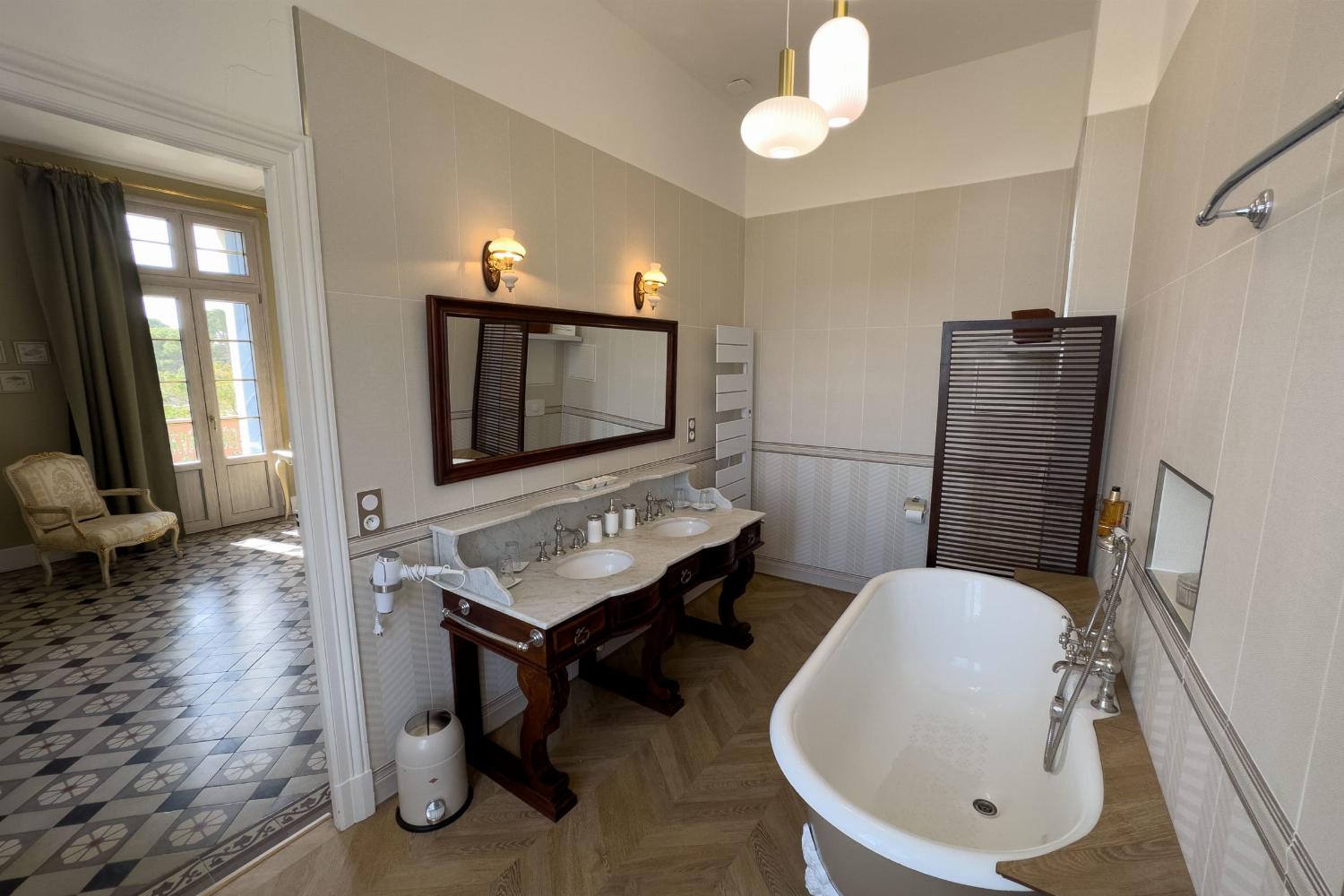 Bathroom | Holiday château in the South of France