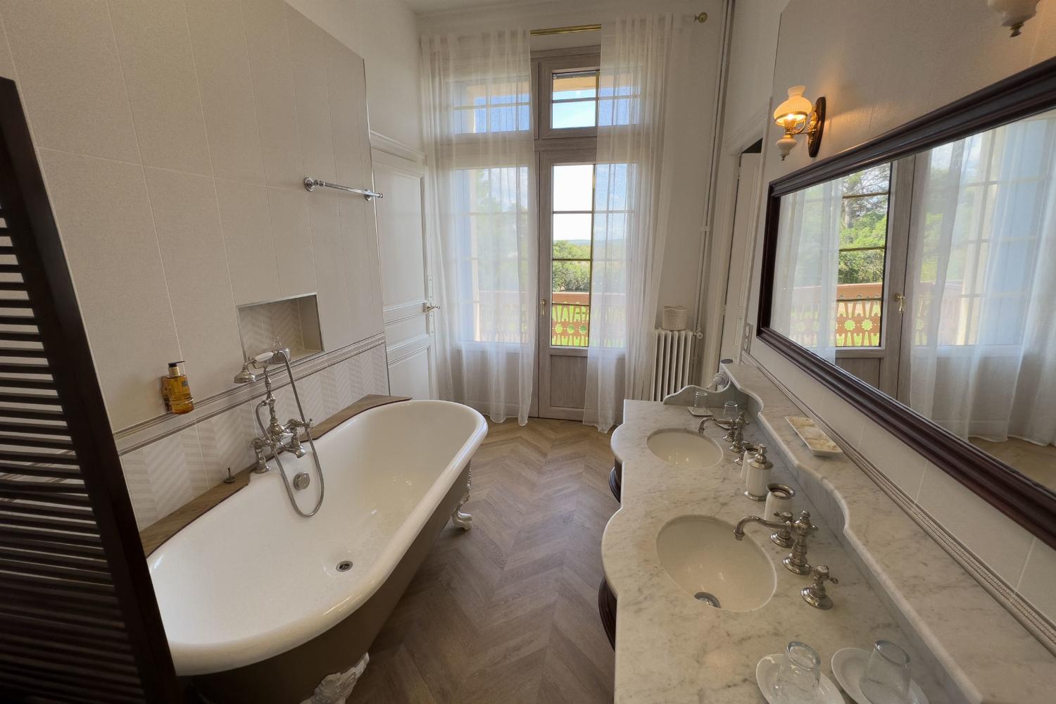 Bathroom | Holiday château in the South of France