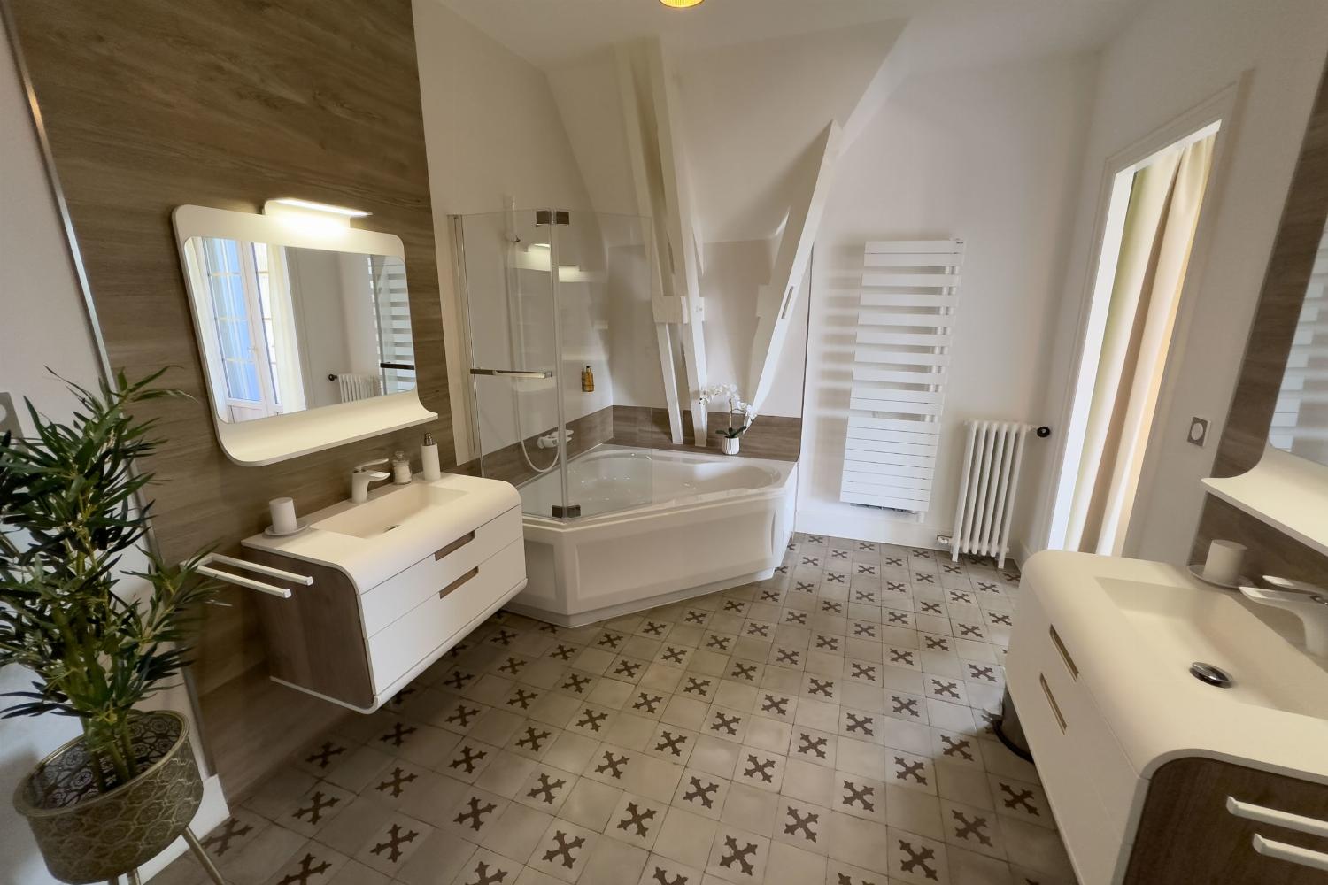 Bathroom | Holiday château in the South of France