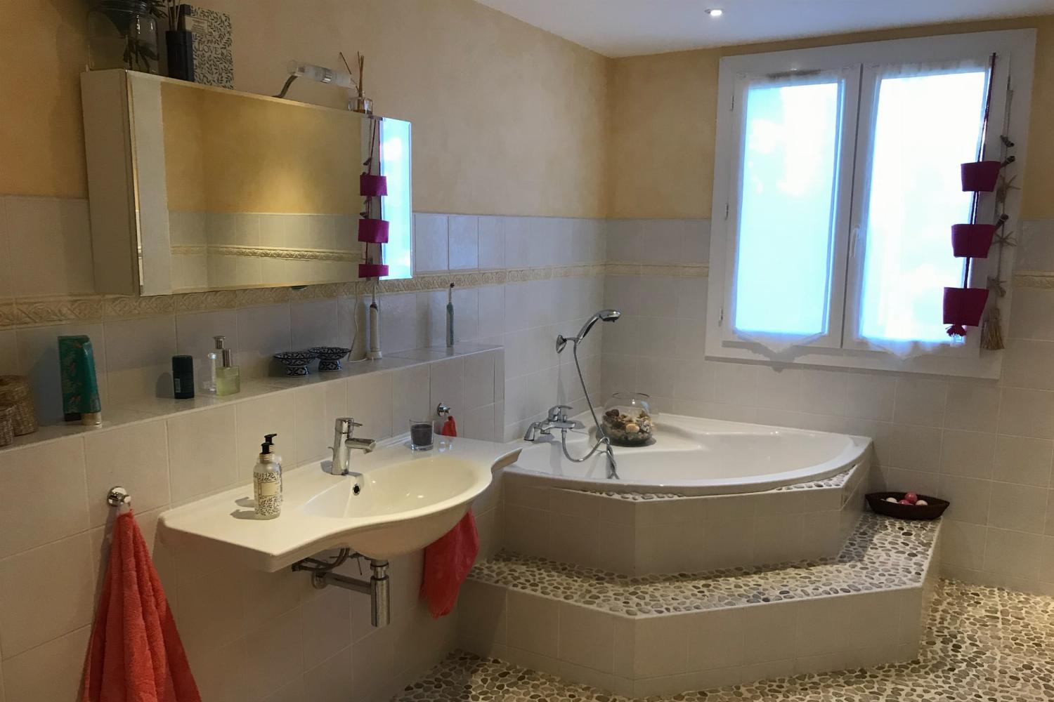 Bathroom | Holiday home in South of France