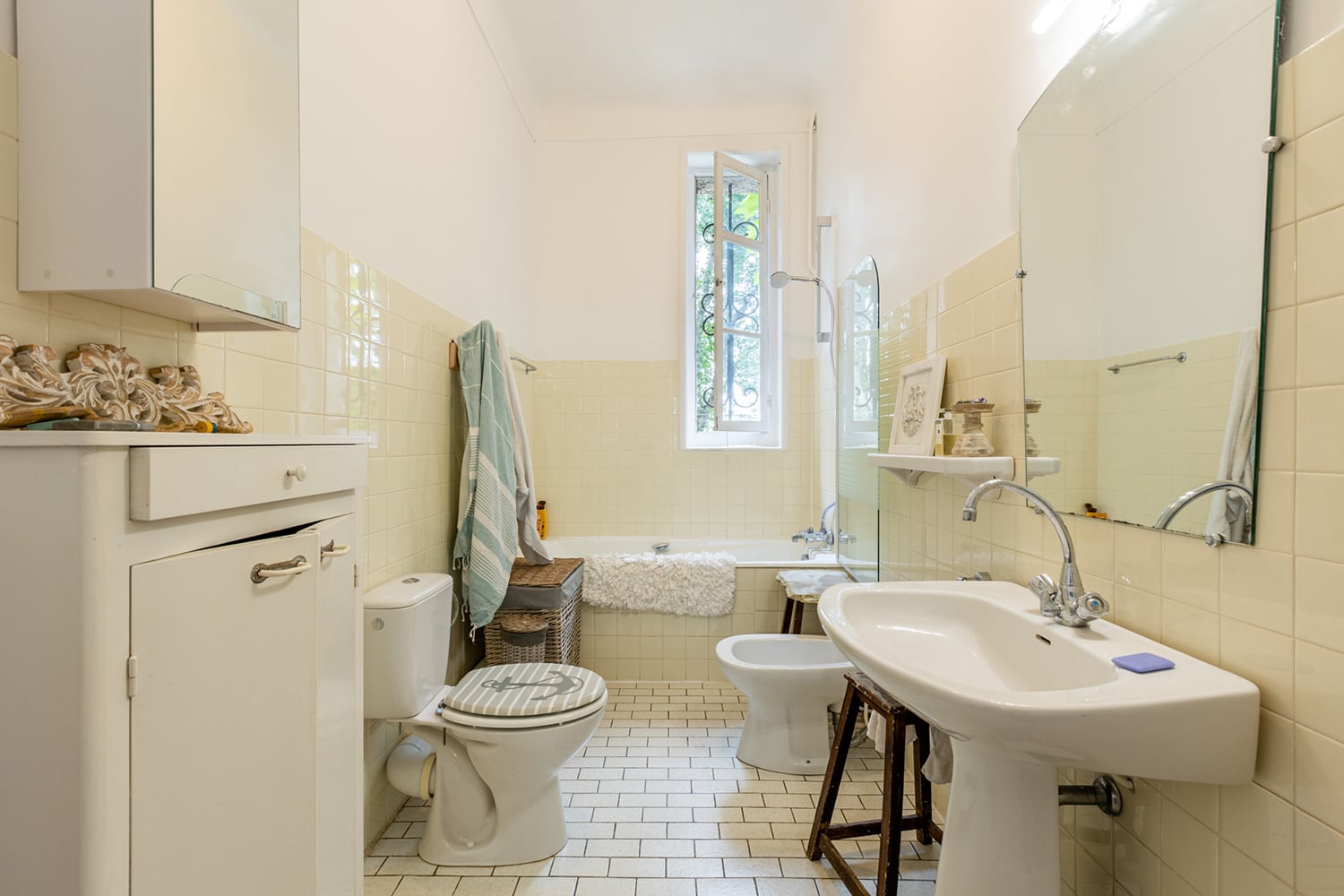 Bathroom | Holiday château in côte basque