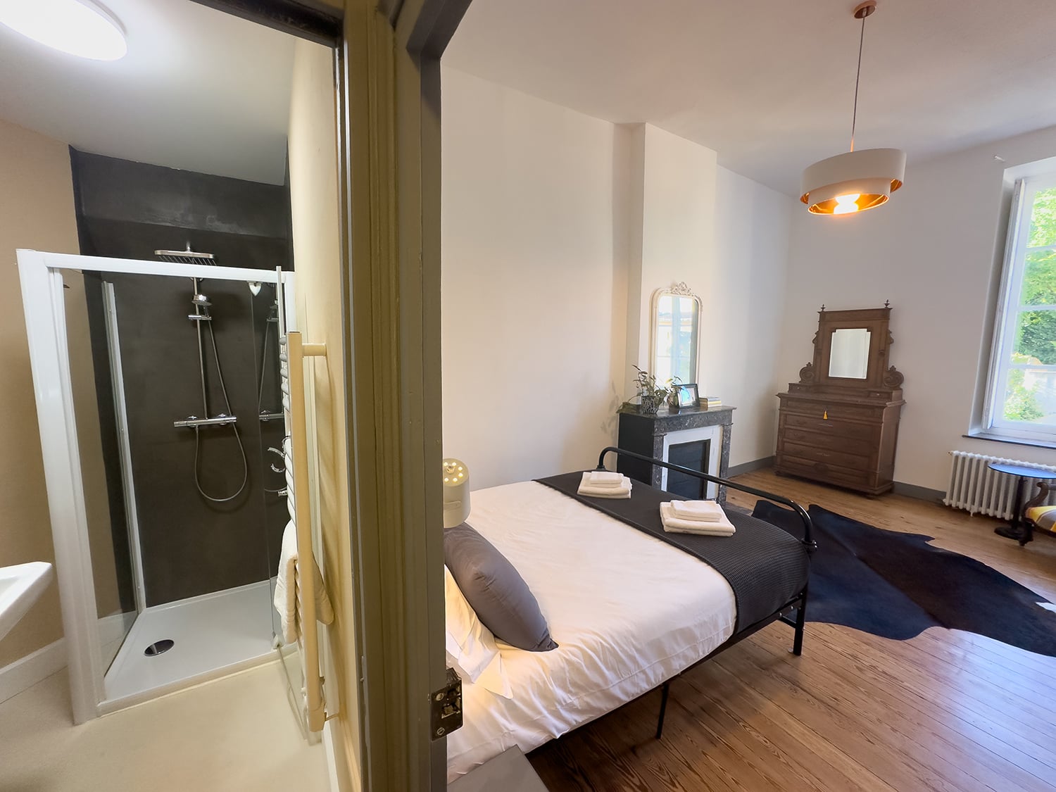 Bathroom and bedroom | Holiday home in Carcassonne