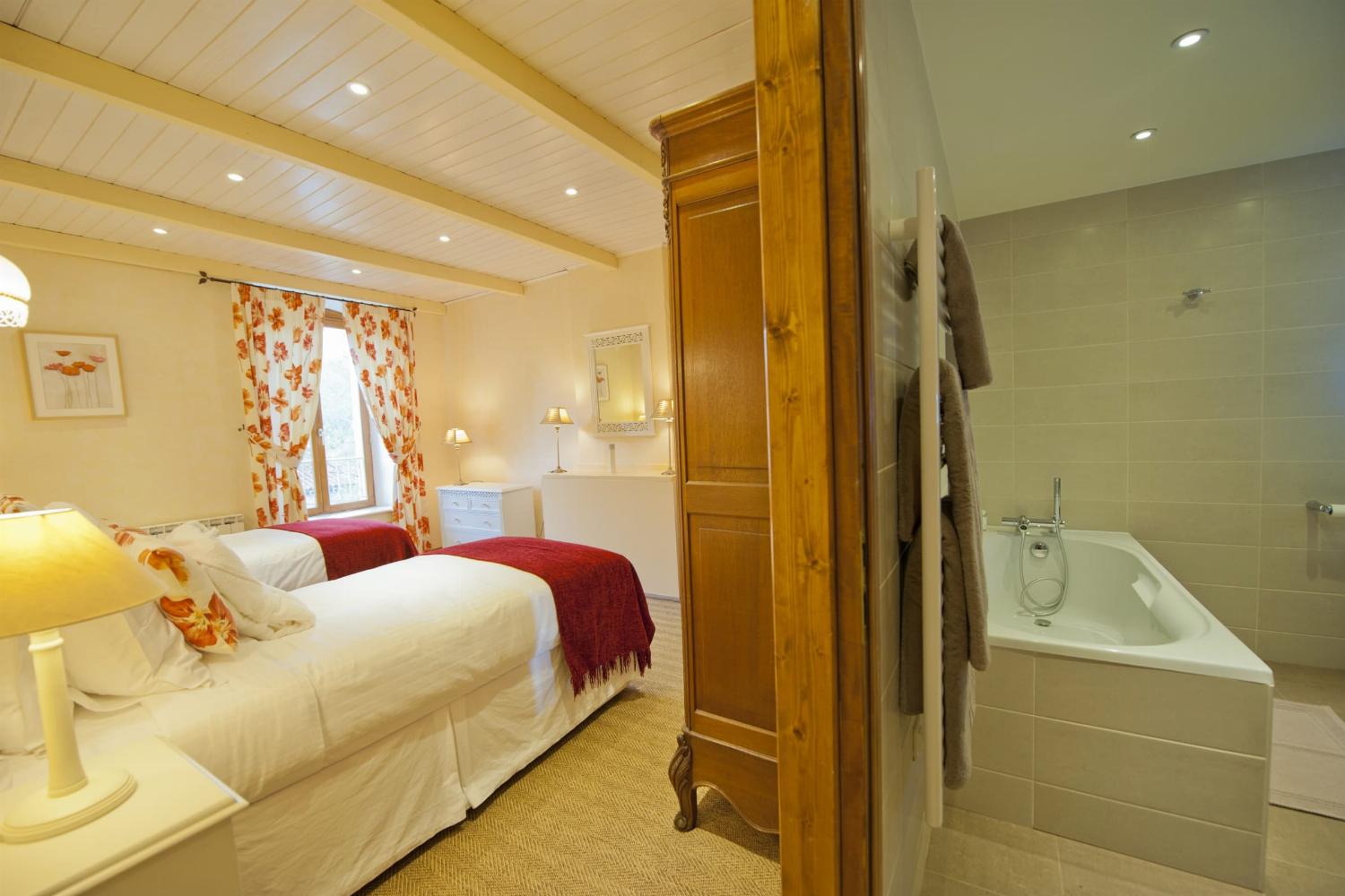 Bedroom and bathroom | Holiday home in South of France