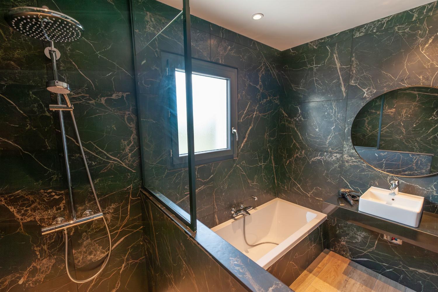 Bathroom | Holiday villa in South of France