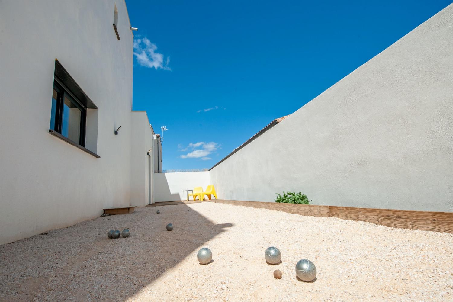 Boules court