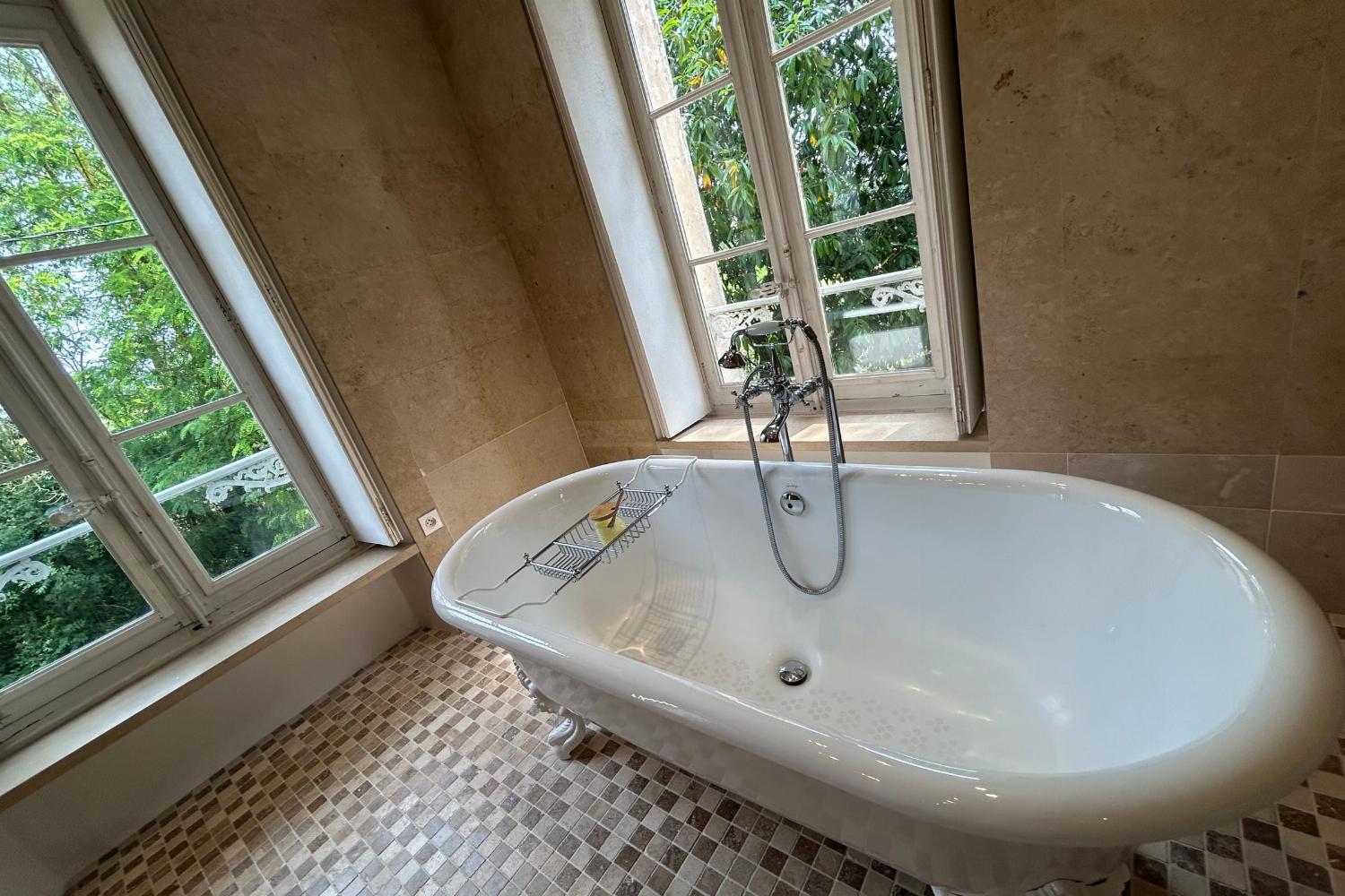 Bathroom | Holiday château in Burgundy